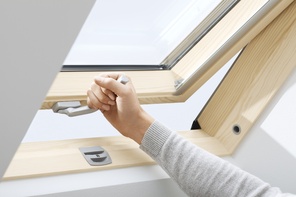 Stoglangis su rankena apačioje VELUX GZL 1051 B FK06