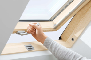 Stoglangis su rankena apačioje VELUX GZL 1051 B MK04